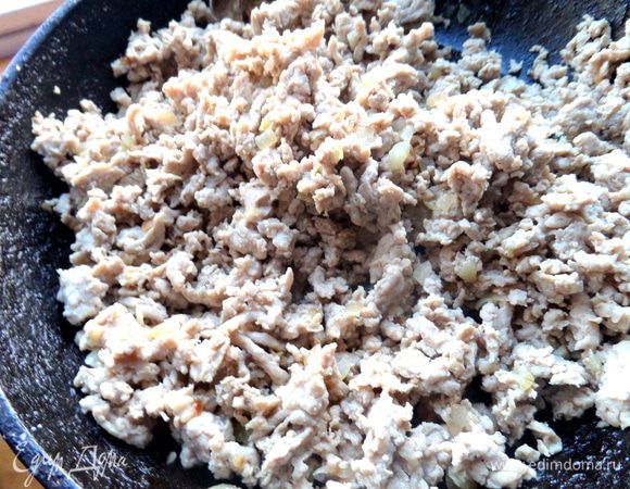 Обжарим,помешивая, до полуготовности.