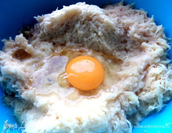 Сливаем лишнюю жидкость и вбиваем яйцо.