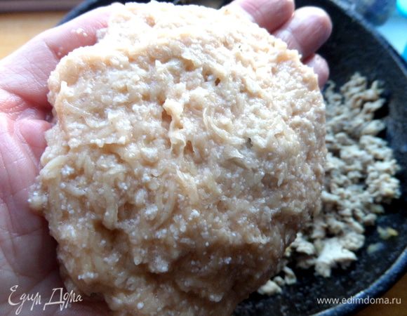 Разглаживаем обратной стороной ложки.