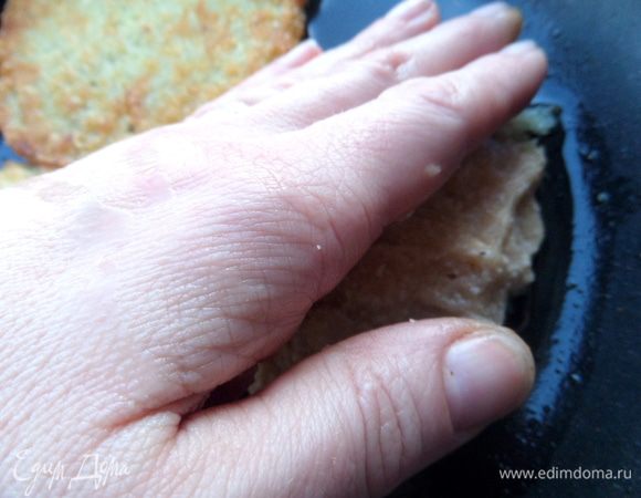 И переворачиваем на сковороду с маслом.