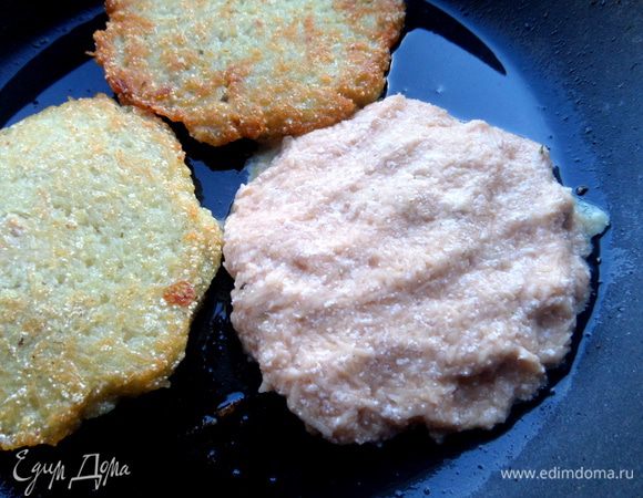 Прижимаем-выравниваем рукой или ложкой,регулируя толщину по своему вкусу.