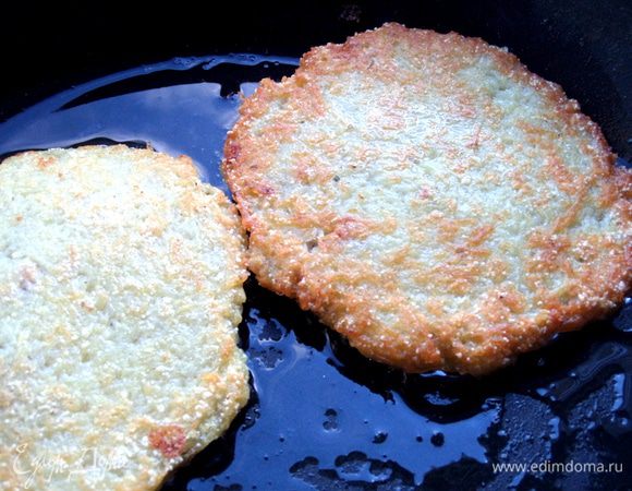 Обжарив с двух сторон я переношу в другую сковороду и довожу под крышкой до готовности несколько минут.