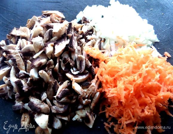Для этого шампиньоны,лук нарезать,морковку мелко натереть.