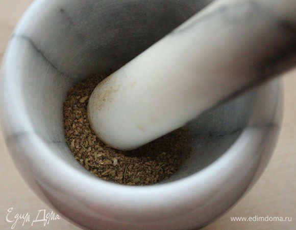 Морскую соль и черный перец положить в ступку и измельчить. Добавить все остальные специи и сухие травы и растереть  в порошок. 