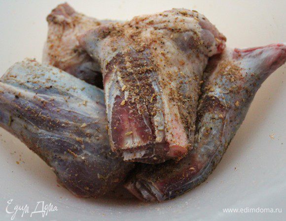 Бараньи голяшки промыть и обсушить. Хорошо натереть смесью приправ.