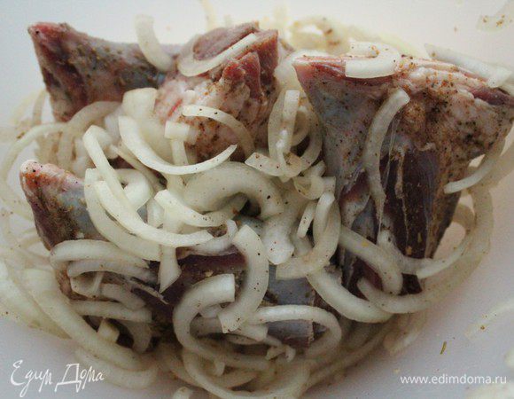 Лук нарезать полукольцами и перемешать с мясом. Оставить на 2-3 часа мариноваться в холодном месте.