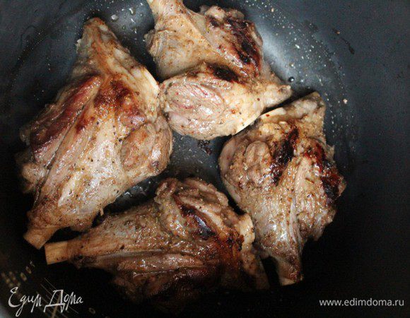 В чашу мультиварки налить немного оливкового масла и обжарить голяшки с двух сторон до золотистой корочки. Я обжариваю на режиме МУЛЬТИПОВАР.