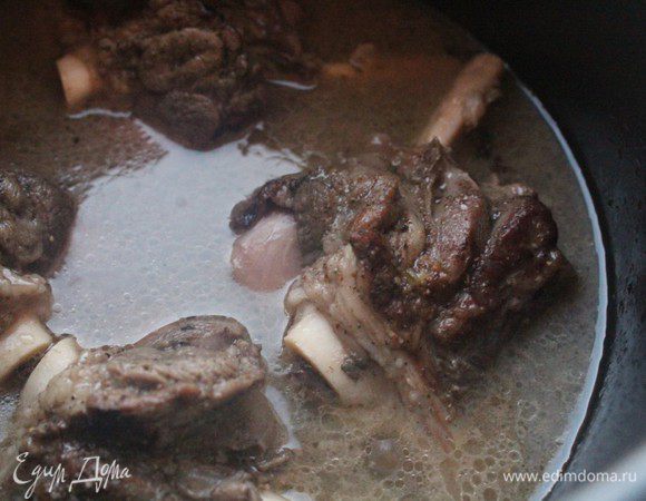 Налить в чашу 550-600 мл воды.  Мясо должно быть полностью закрытым. Немного посолить и готовить на режиме ТУШЕНИЕ 1 час. Если за это время мясо не станет мягким, тушить еще минут 20-25 на этом же режиме. Затем добавить оливки и маслины, переключить мультиварку на режим ВЫПЕЧКА и готовить еще 30 минут. За 15 минут до  окончания режима добавить в чашу помидоры-черри. 