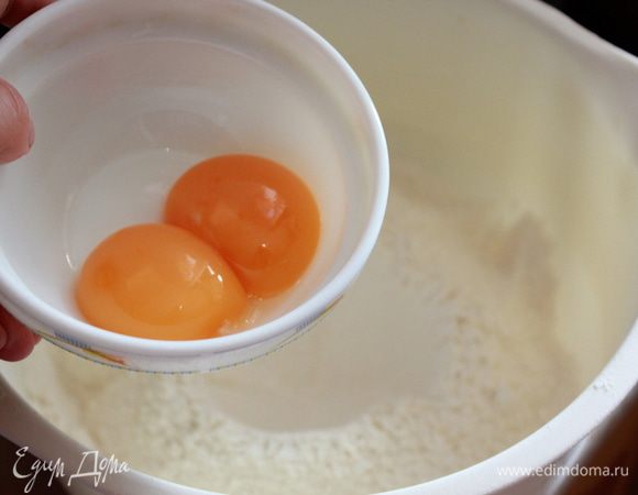 Молоко довести до кипения и выдержать при температуре выше 90 С в течение 30 минут. Например, вылить кипящее молоко в термос на полчаса. Потом охладить молоко до 38С. Приготовить опару, смешав в миске дрожжи, половину теплого молока, 1 столовую ложку сахара и 2-3 столовые ложки муки. Опара должна быть как тесто на оладьи. Дать опаре подойти в теплом месте 1 час, накрав миску пищевой пленкой или полотенцем. 