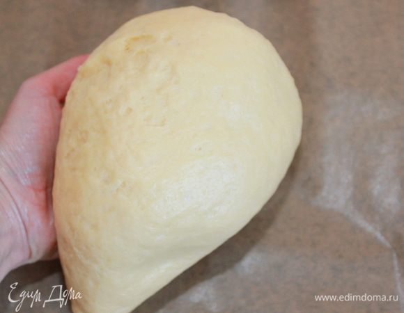 Просеять в миску оставшуюся муку с солью и сахаром, посередине сделать углубление, влить туда опару, добавить желтки, оставшееся молоко. Замесить гладкое однородное тесто. Только теперь можно ввести в тесто очень мягкое сливочное масло и продолжать вымешивать не меньше 15 минут. Накрыть тесто чистым полотенцем смоченным в горячей воде и оставить в теплом месте на 2 часа, чтобы оно увеличилось в объеме.