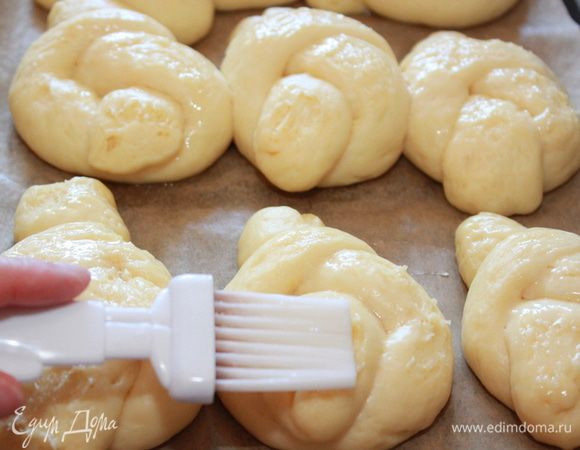 Нагреть духовку до 170 градусов. Смазать булочки белком и выпекать 20 минут.