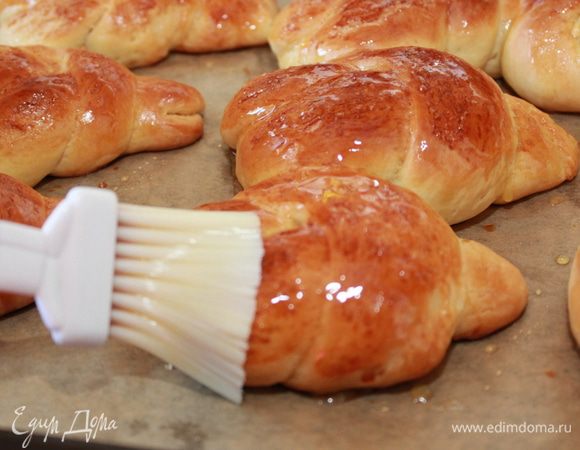 Мед нагреть, намазать им ещё теплые булочки. 

