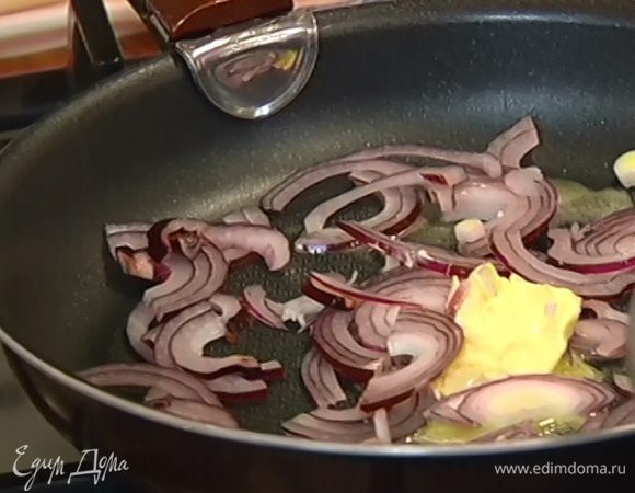Разогреть в сковороде сливочное масло и обжарить лук.