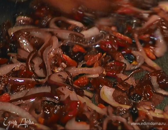 Добавить клюкву, изюм, барбарис, ягоды годжи, посолить, поперчить и все перемешать.