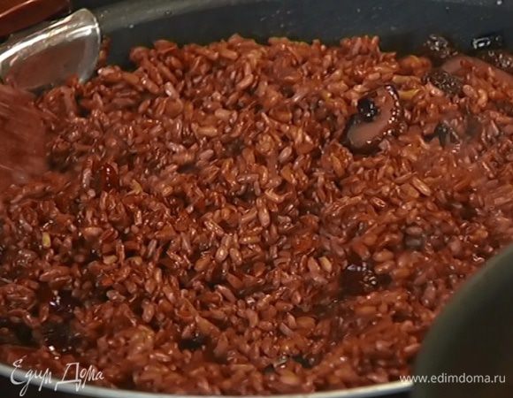 Выложить в сковороду готовый рис, все перемешать, выключить огонь, накрыть сковороду крышкой и дать постоять.