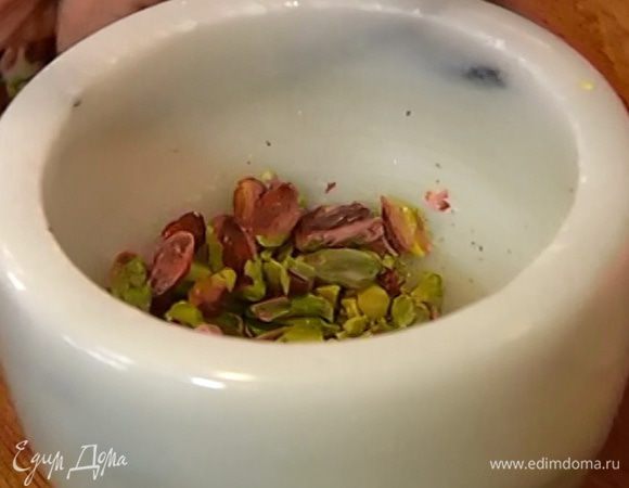 Фисташки слегка измельчить в ступке.