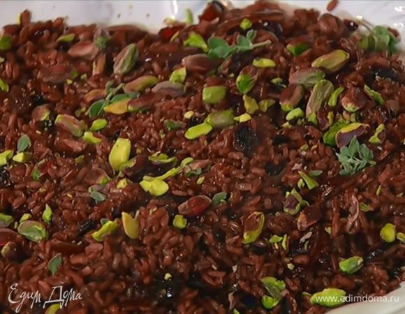 Горячий рис посыпать фисташками и листьями майорана.