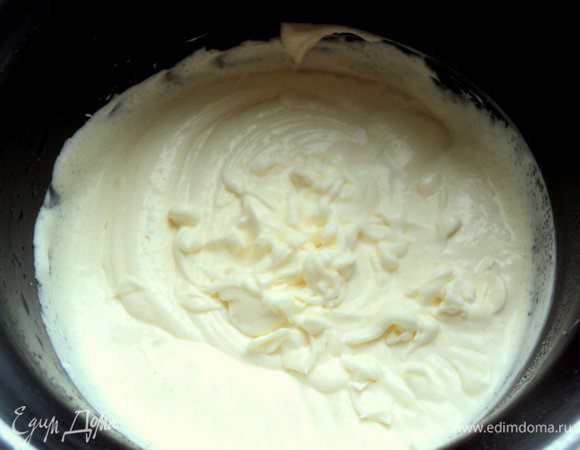 Смешиваем миксером на низких оборотах домашнюю сметану и кефир. Отливаем 1 стакан сметаны (200 мл) для теста. Остальную сметану (600 мл) взбивает с 1 стаканом сахара и ванильным сахаром, постепенно увеличивая обороты миксера,  до увеличения в объеме и загустения. Крем готов, поставим его в холодильник.