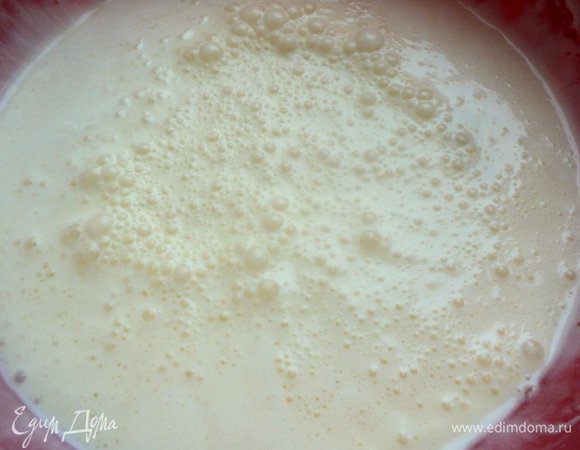 Яйца взбить с сахаром в течении 5-6 минут. Затем, продолжая взбивать, добавить тонкой струйкой мед и сметану. 
