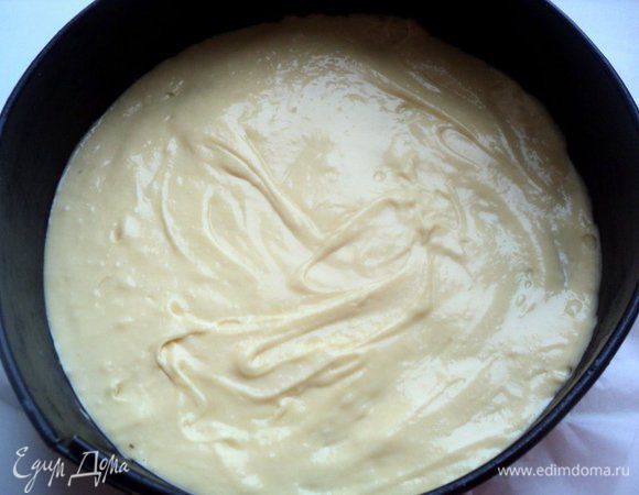 Добавить погашенную уксусом соду и, в несколько приемов муку. Осторожно размешать ложкой снизу вверх. Дно формы Ф-23 см застелить бумагой для выпечки, смазать маслом. Выложить 1/3 теста, разровнять.