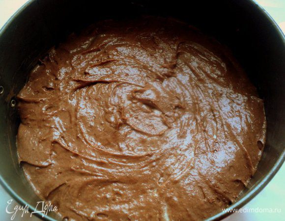 В оставшееся тесто добавить какао, размешать и выложить тесто в другую форму, можно меньшего диаметра, чем первая. Выпекать при температуре 180 градусов: белый корж 15 минут, шоколадный корж – 25 минут.