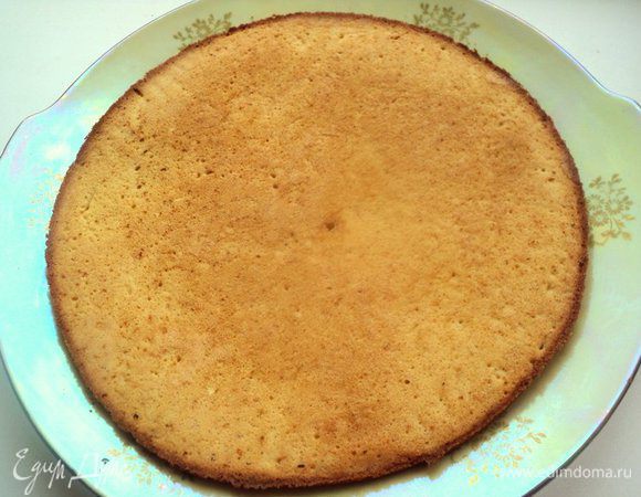 Коржи остудить на решетке. Белый корж выложить на блюдо.