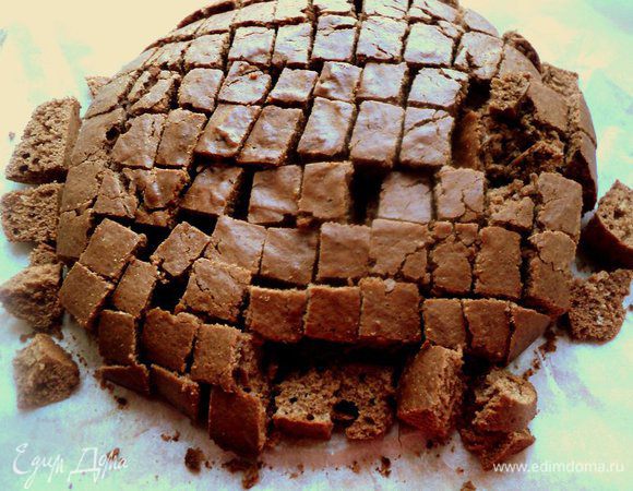 Шоколадный корж разрезать на кубики 1.5х1.5 см.
