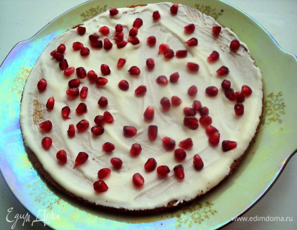 Смазать белый корж небольшим количеством сметанного крема, посыпать зернами граната.