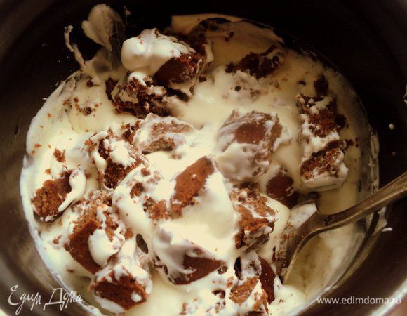 Кубики шоколадного коржа частями выкладывать в крем, слегка перемешать (без фанатизма).