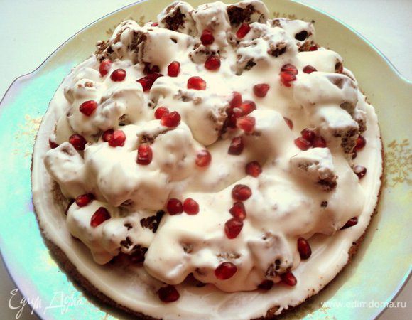 Затем кусочки с кремом выкладывать горкой на белый корж, пересыпая зернами граната.