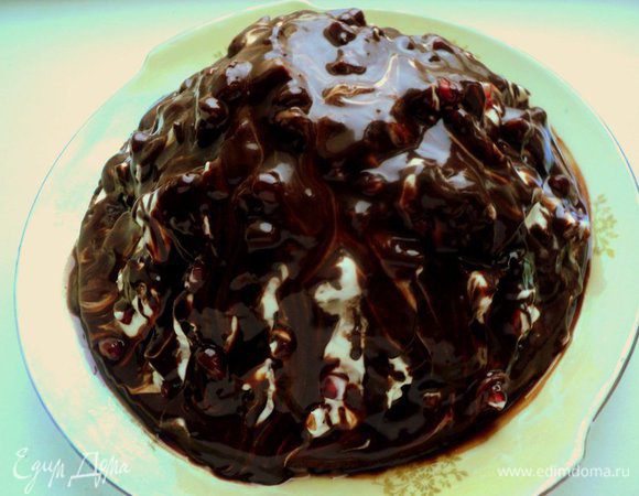 Для глазури соединить сахар, какао, молоко и, постоянно помешивая, довести до кипения. Снять с огня, добавить сливочное масло, размешать до его растворения. Немного остудить и полить сверху торт.