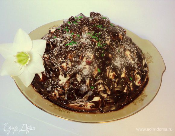 Сверху можно посыпать кокосовой стружкой. Поставить торт в холодильник дл пропитки на 3 часа.