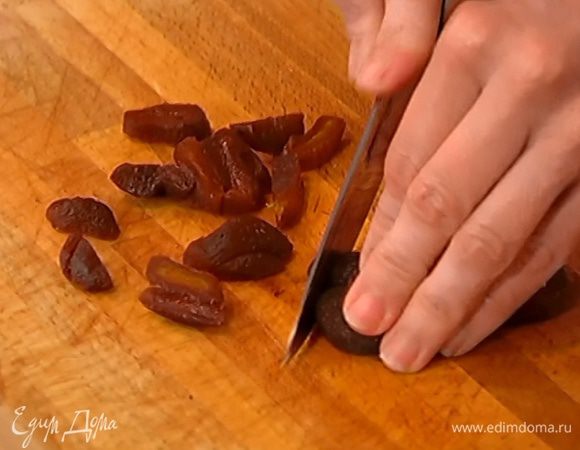 Курагу нарезать небольшими кусочками размером с вишню.