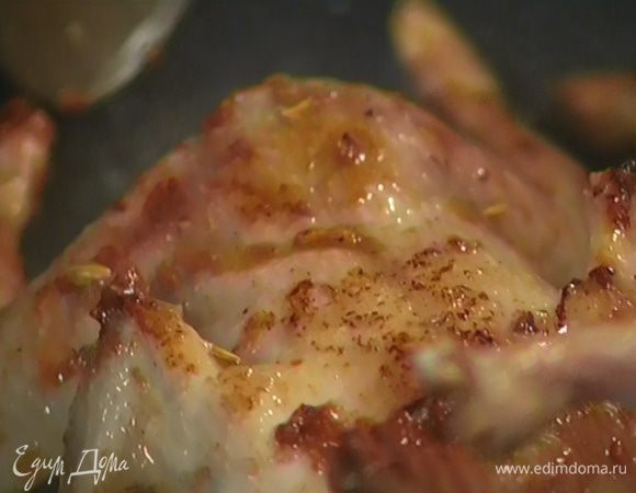 В сковороде со съемной ручкой разогреть оливковое масло и обжарить перепелок со всех сторон до золотистого цвета.