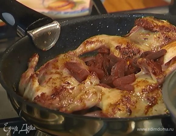 Смазать перепелок пастой тамаринд, обжарить еще немного, затем добавить курагу и вишню, влить красное вино и отправить в разогретую духовку.