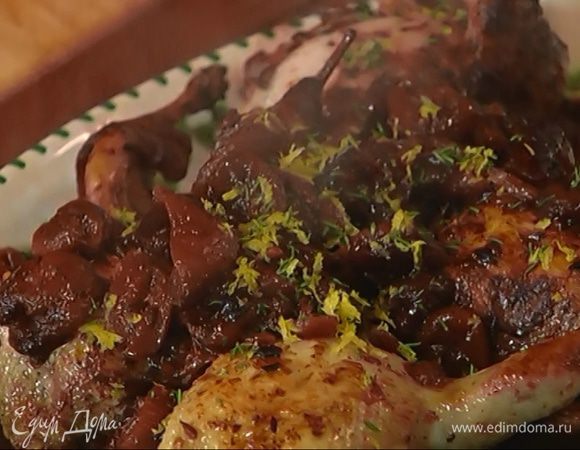 Готовых перепелок выложить в блюдо, полить выделившимся при запекании соком и посыпать лимонной цедрой с тимьяном.