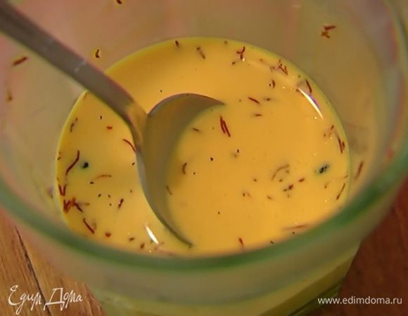 Шафран поместить в стакан и залить 30–50 мл горячей сливочно-молочной смеси. Дать настояться.