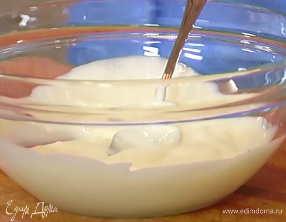 Сахарную пудру перемешать с йогуртом.