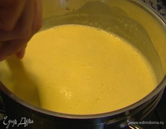 Из горячего молока со сливками вынуть стручок ванили и добавить туда желатин, перемешать, чтобы желатин растворился, затем влить молоко с замоченным шафраном и снова все перемешать. Добавить йогурт с сахарной пудрой и еще раз перемешать.