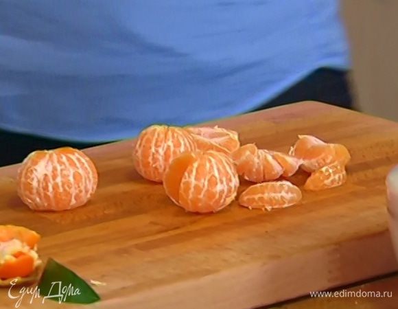 Мандарины почистить и разделить на дольки.