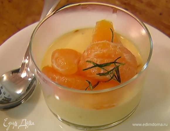 Охлажденную панна котту полить мандариновым соусом.