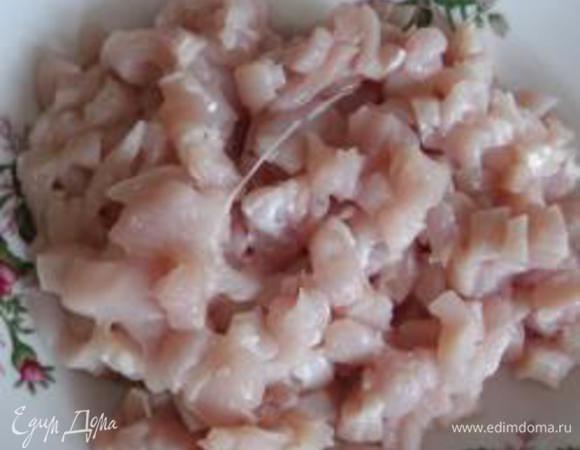 Куриное филе промыть и просушить. Нарезать небольшим кубиком
