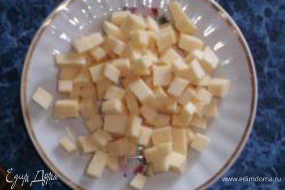 Таким же кубиком нарезаем сыр