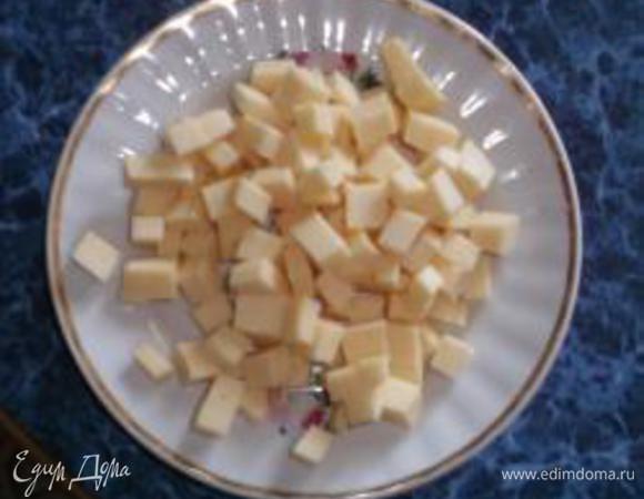 Таким же кубиком нарезаем сыр