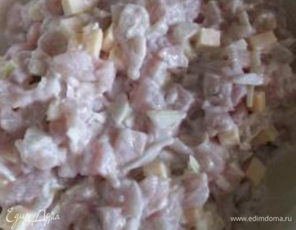 Смешиваем в миске курицу, сыр, лук, мелко нарезанный чеснок, специи (у меня соль, перец, кориандр и сушенный майоран)  и оставляем мариноваться на 1,5 часа. 