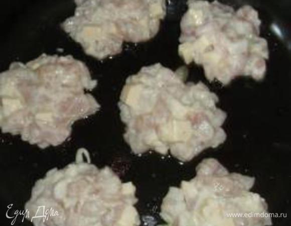 Перед жаркой добавляем яйцо, муку, тщательно перемешиваем и начинаем жарить на хорошо разогретой сковороде. Котлетки выкладываем ложкой.