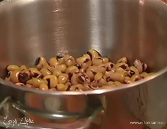 Фасоль отварить согласно инструкции на упаковке.