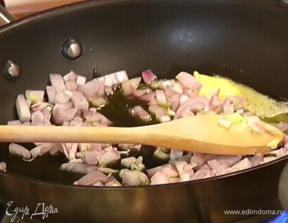 Разогреть в сковороде сливочное и оливковое масло и обжарить лук до прозрачности.