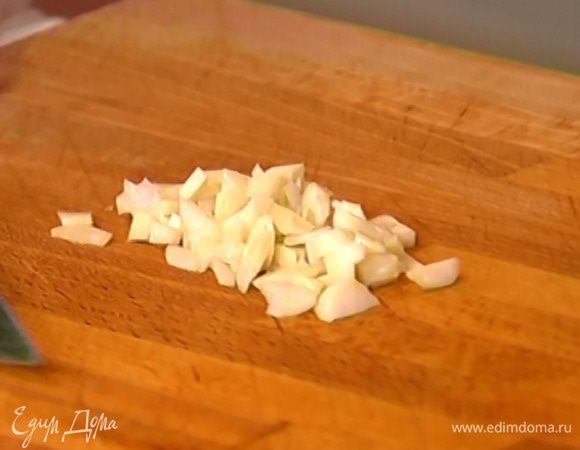 Чеснок почистить, 2 зубчика мелко порубить, выложить в сковороду с луком, слегка посолить и поперчить.