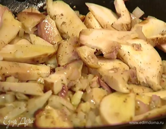 Грибы нарезать пластинками, добавить к луку с чесноком, перемешать, посолить, поперчить, всыпать прованские травы и жарить грибы до готовности.